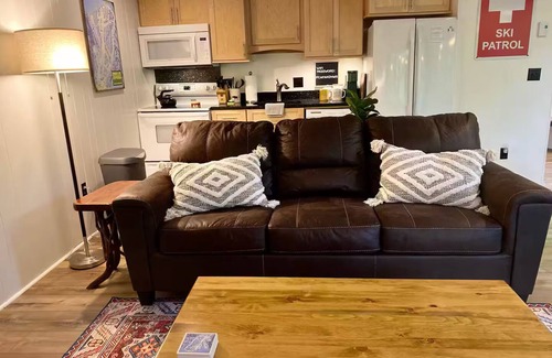 Sugar Mountain Condo | Lovely 1-bdrm Treehouse in Sugar Mountain. Slopes Visible from the Parking Lot!