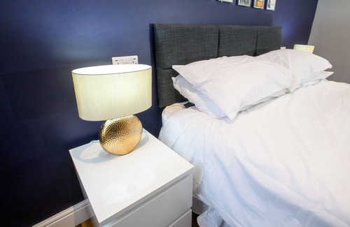 Lincoln House | lovely 1 bed en-suite room king sized bed free WIFI, Toiletries, smart tv