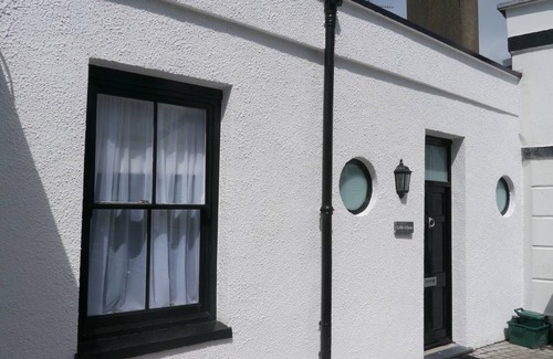 Tenby Apartment | Lovely 1 bed flat with Parking. Stunning uninterrupted harbour views. Central.