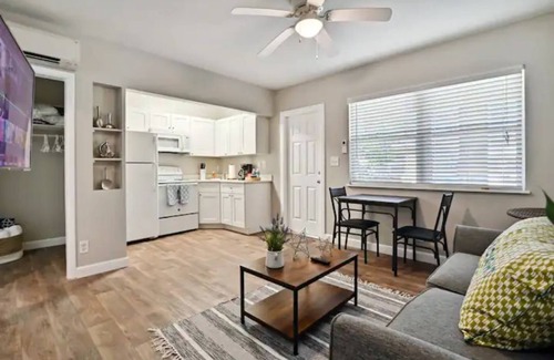 Singer Island Apartment | Lovely 1 Bedroom Steps from the Beach