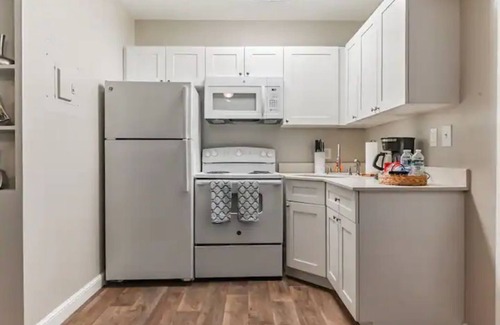 Singer Island Apartment | Lovely 1 Bedroom Steps from the Beach