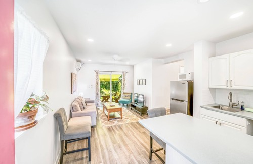 Discovery Bay Apartment | Lovely 1 bedroom, steps from the beach, car available