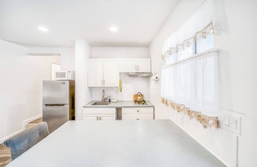 Discovery Bay Apartment | Lovely 1 bedroom, steps from the beach, car available