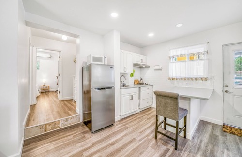 Discovery Bay Apartment | Lovely 1 bedroom, steps from the beach, car available