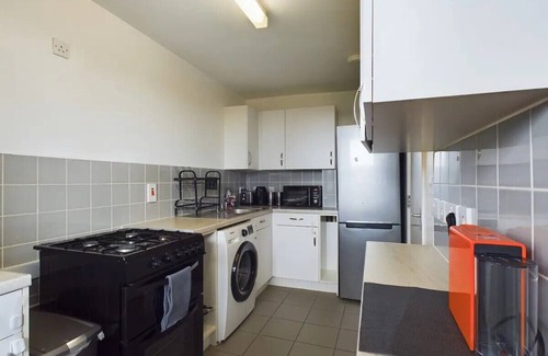 Hackney Downs Apartment | Lovely 1 BR serviced apartment w/patio sleeps 3+ | Pass The Keys