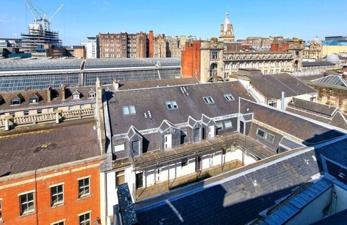 City Centre Glasgow Apartment | Lovely 2-bed Penthouse in the Heart of City Centre