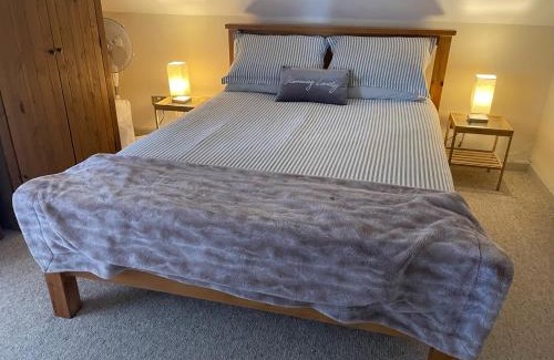Twywell House | Lovely 2 Bed Victorian Cottage, Denford NN14