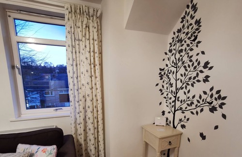 Central Aberdeen Apartment | Lovely 2 bedroom apartment with private parking