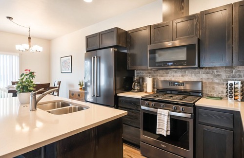 Boyd Acres House | Lovely 2 bedroom townhome with pool, AC & fitness room in popular Bend, Oregon.