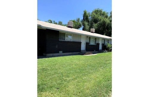 Washington Terrace House | Lovely 2 bedroom with free private carport parking and private patio