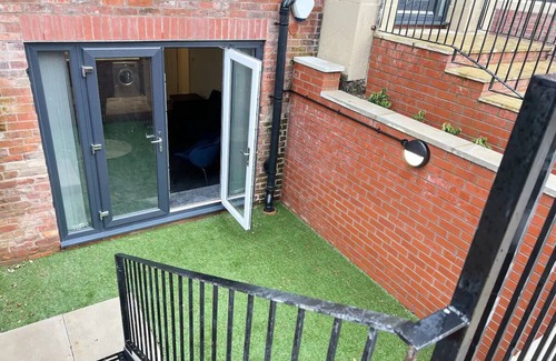 Salford Apartment | Lovely 2-BR Flat near Salford Royal