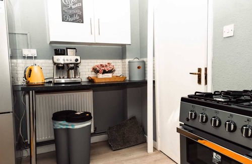 Liverpool House | Lovely 2-BR House in Liverpool with Hot Tub!