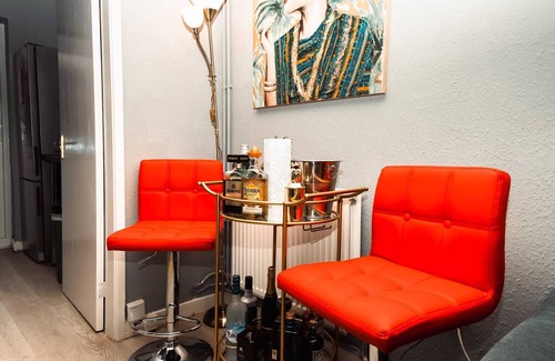 Liverpool House | Lovely 2-BR House in Liverpool with Hot Tub!