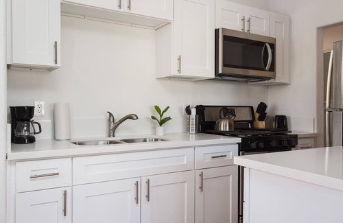 Golden Hill Apartment | Lovely 2BR Apt | Sleeps 5, WiFi + Kitchen