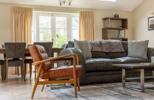 Frognal and Fitzjohns House | Lovely 2BR in peaceful Hampstead, NW London