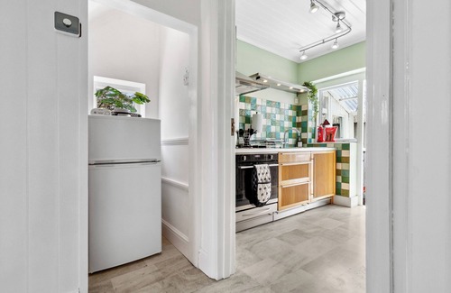 Dartford House | Lovely 3-bed house in Dartford. WiFi, free parking, garden near Blue Water &M25