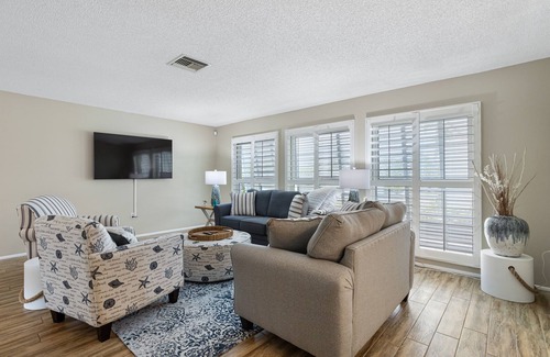 Gulf Harbors House | Lovely 3 bedroom pool home sleeps up to 8!