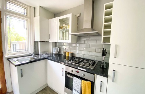 Luton House | Lovely 3 Bedroom Home with Garden in Luton