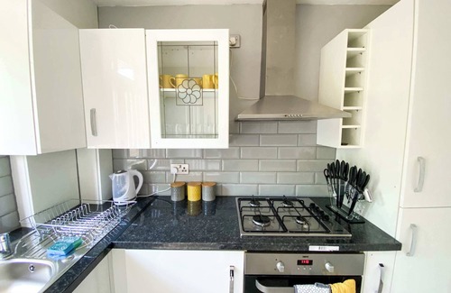 Luton House | Lovely 3 Bedroom Home with Garden in Luton