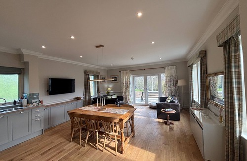 Aberfeldy House | Lovely 3 Bedroom House, peaceful surrounds in Highland Perthshire- Pet Friendly!