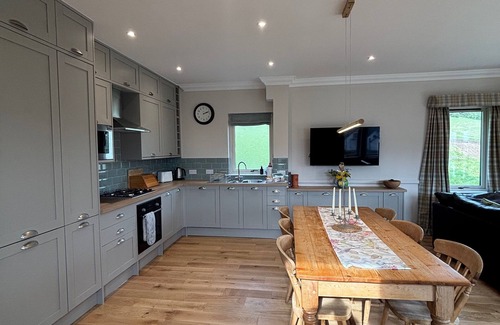 Aberfeldy House | Lovely 3 Bedroom House, peaceful surrounds in Highland Perthshire- Pet Friendly!