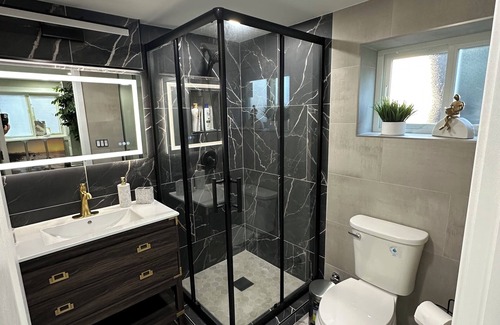 Villa Park House | Lovely 3-bedroom house in Villa Park with WiFi and AC