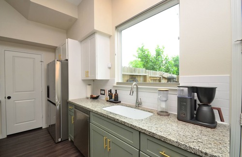 Houston House | Lovely 3-bedroom house with fire pit in Houston