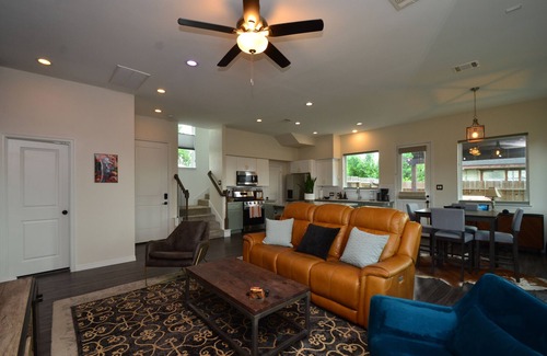 Houston House | Lovely 3-bedroom house with fire pit in Houston