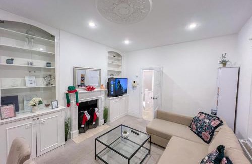 Hammersmith and Fulham Apartment | Lovely 3 bedroom maisonette with private roof terrace in Hammersmith