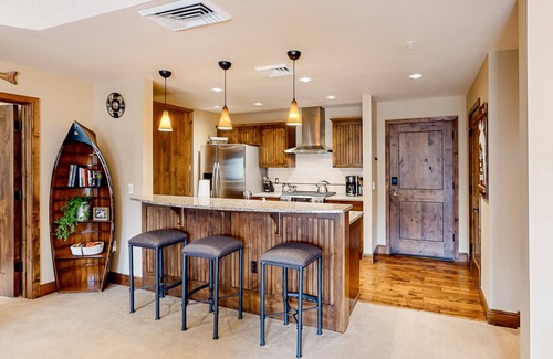 McCall House | Lovely, 3rd-floor townhome downtown - walk to the lake, dining & shopping