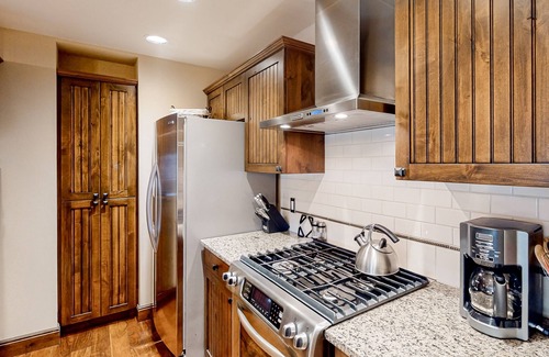 McCall House | Lovely, 3rd-floor townhome downtown - walk to the lake, dining & shopping