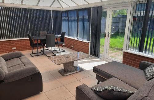 Sutton Coldfield Apartment | Lovely 4-bed House in Walmley