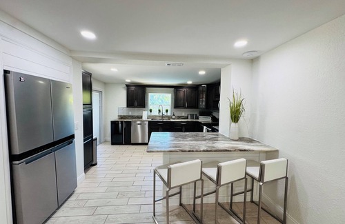 South Gate Ridge House | Lovely 4-bedroom 3 Bath Heated Pool house Near Siesta Key Beach