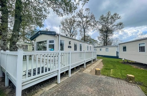 Saxmundham House | Lovely 6 berth caravan with decking at Carlton Meres in Suffolk ref 60058M