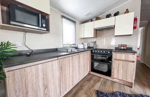 Swalecliffe House | Lovely 6 berth caravan at Seaview Holiday Park in Kent ref 47001D