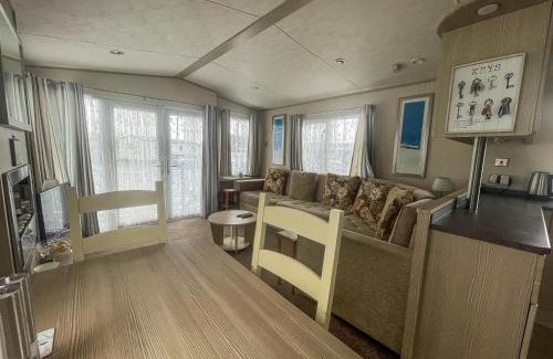 Pakefield Other | Lovely 6 Berth Caravan With Decking Nearby Pakefield Beach Ref 68006Cl