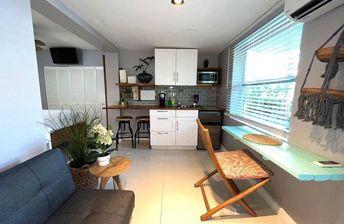 Flagami Apartment | Lovely and comfy studio-Free parking and Laundry!