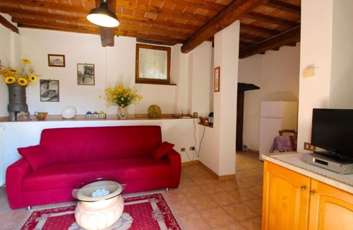 Pieve di Chio Apartment | Lovely apartment for 4 guests with private pool, WIFI, TV and pets allowed