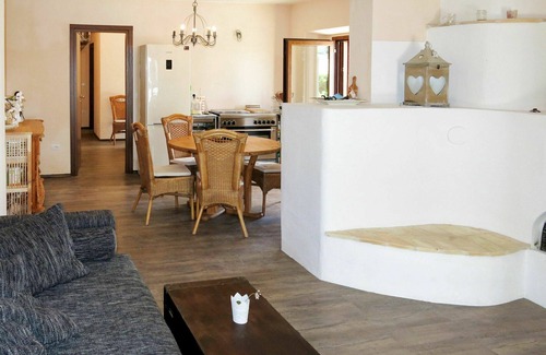 Cologna Spiaggia Villa | Lovely apartment in villa with WIFI, pool, hot tub, A/C, TV, patio, pets allowed and panoramic v.