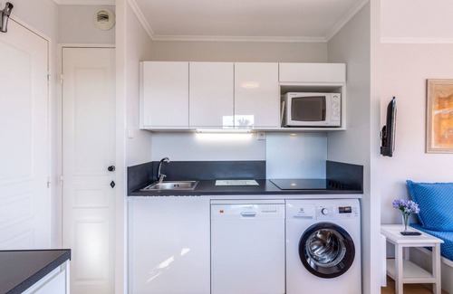 Plage de la Garonnette Apartment | Lovely apartment for 4 guests with WIFI, A/C, pool, TV, terrace and parking