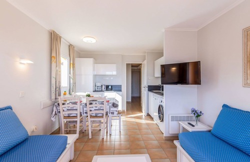 Plage de la Garonnette Apartment | Lovely apartment for 4 guests with WIFI, A/C, pool, TV, terrace and parking