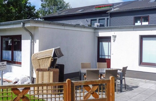Warwerort House | Lovely apartment in villa for 6 people with WIFI, TV, terrace, pets allowed and parking