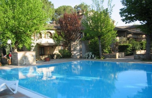 Colle di Val d'Elsa House | Lovely apartment in villa for 6 guests with pool, TV, patio, pets allowed and parking
