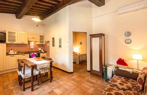 Popoltaio-Schiacciato Villa | Lovely apartment in villa for 4 people with A/C, WIFI, pool, TV, terrace and parking