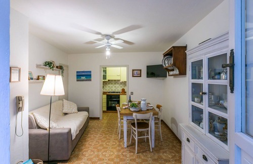 Casale Marittimo Apartment | Lovely apartment for 5 guests with WIFI, TV, patio and pets allowed