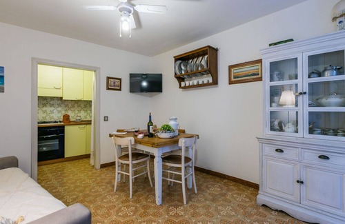 Casale Marittimo Apartment | Lovely apartment for 5 guests with WIFI, TV, patio and pets allowed