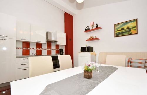 Obrovac Apartment | Lovely apartment for 4 guests with WIFI, A/C, TV, terrace and parking