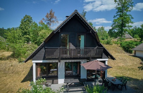 Frankenau House | Lovely apartment in villa for 6 people with WIFI, TV, patio, pets allowed and panoramic view