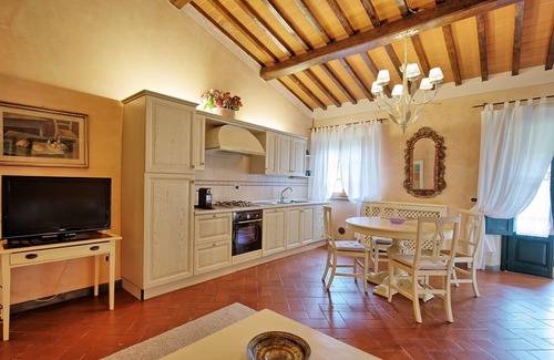 Empoli Apartment | Lovely apartment for 4 people with pool, WIFI, TV and parking