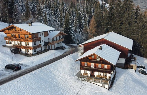 Emberg Apartment | Lovely apartment for 11 guests with WIFI, TV, balcony and parking